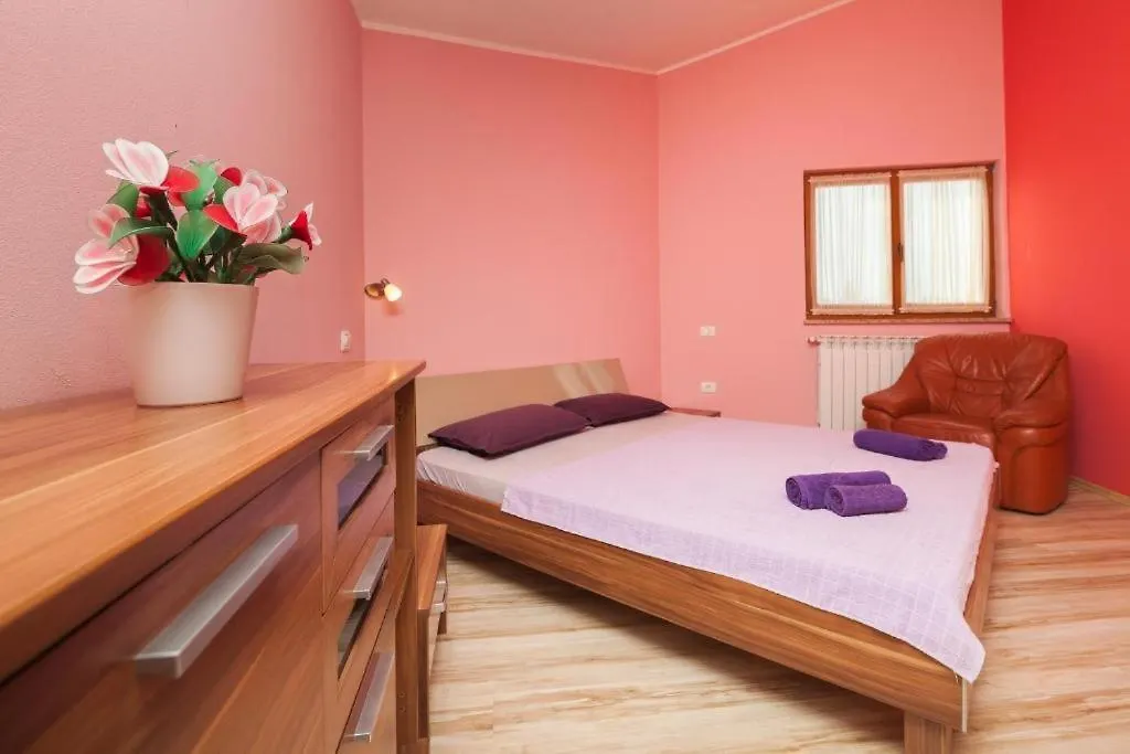 Holiday House Mirjana Banjole 0*,